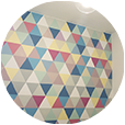 Vista de la pared pintada con triángulos multicolores del vertedero esta lleno de Picassos